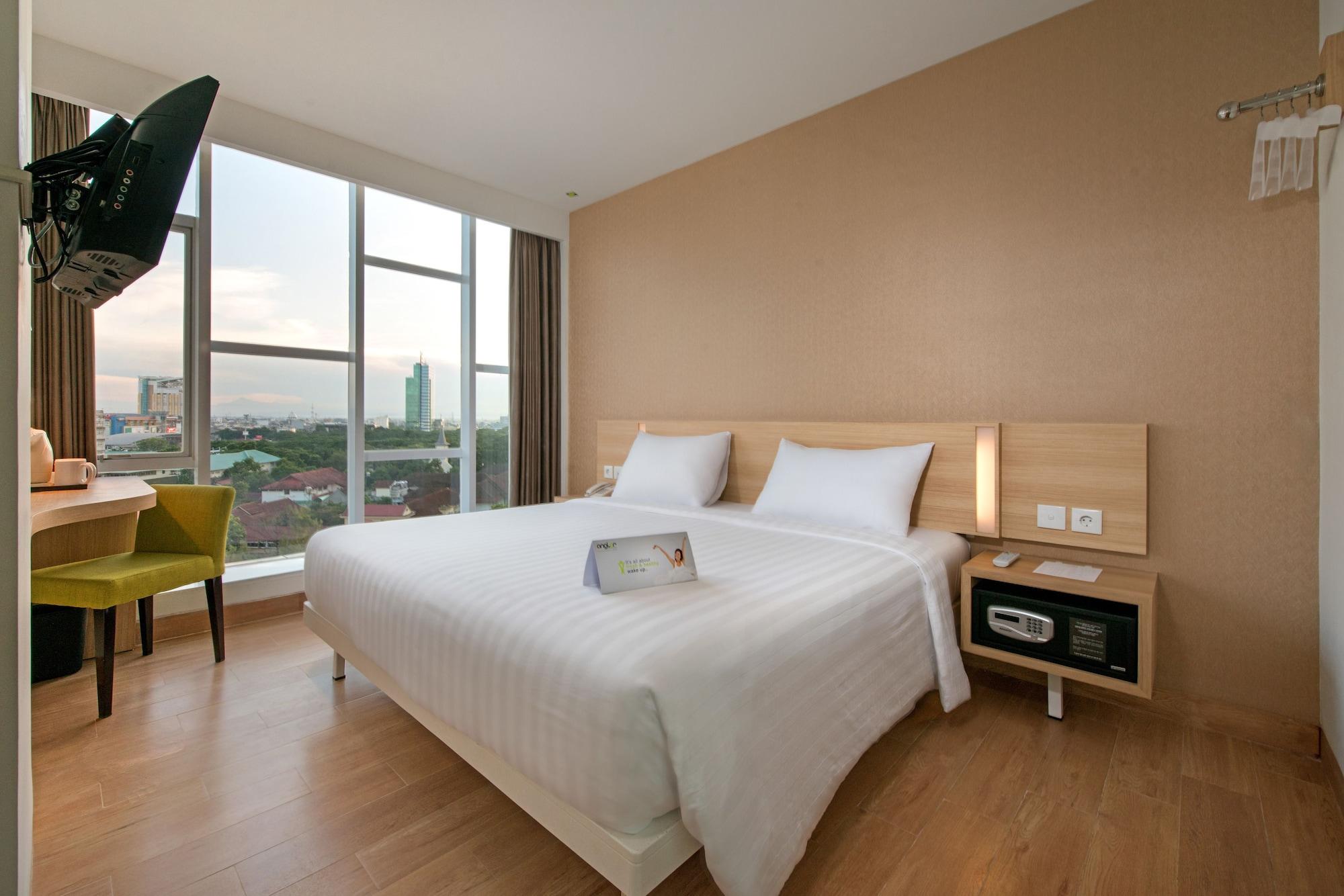 Whiz Prime Hotel Hasanuddin נקסר מראה חיצוני תמונה