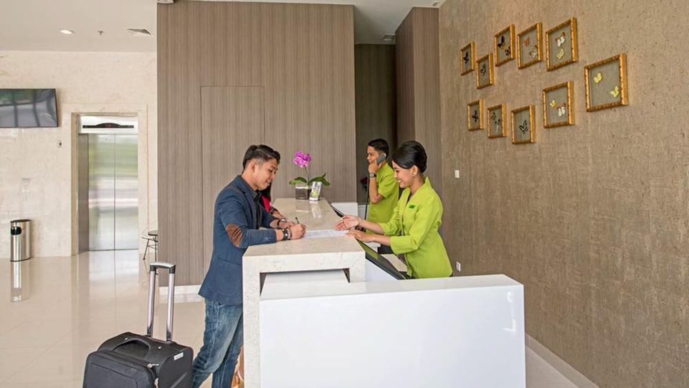 Whiz Prime Hotel Hasanuddin נקסר מראה חיצוני תמונה