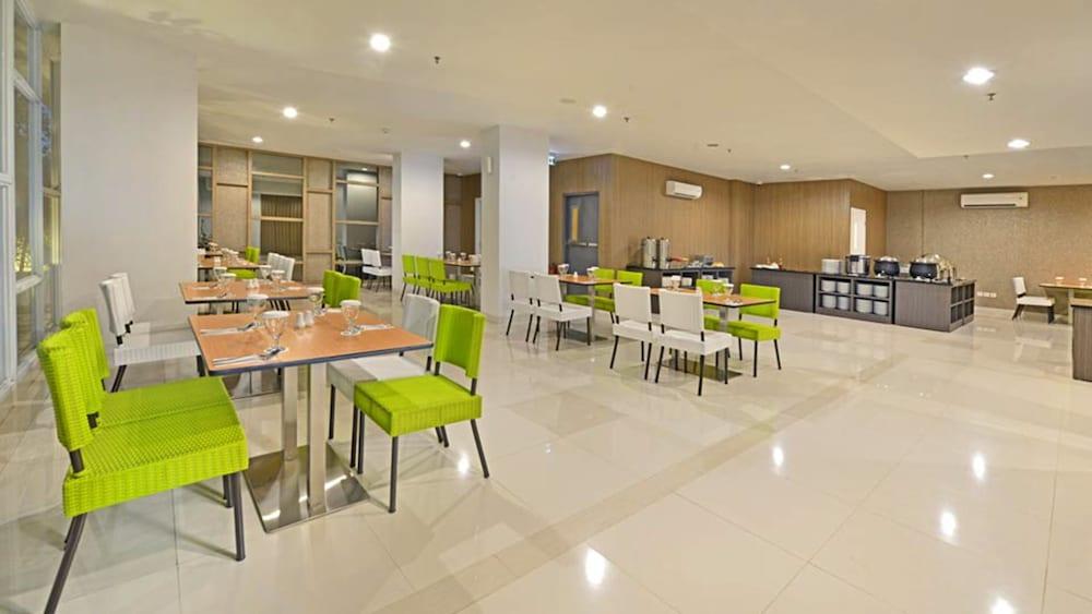 Whiz Prime Hotel Hasanuddin נקסר מראה חיצוני תמונה