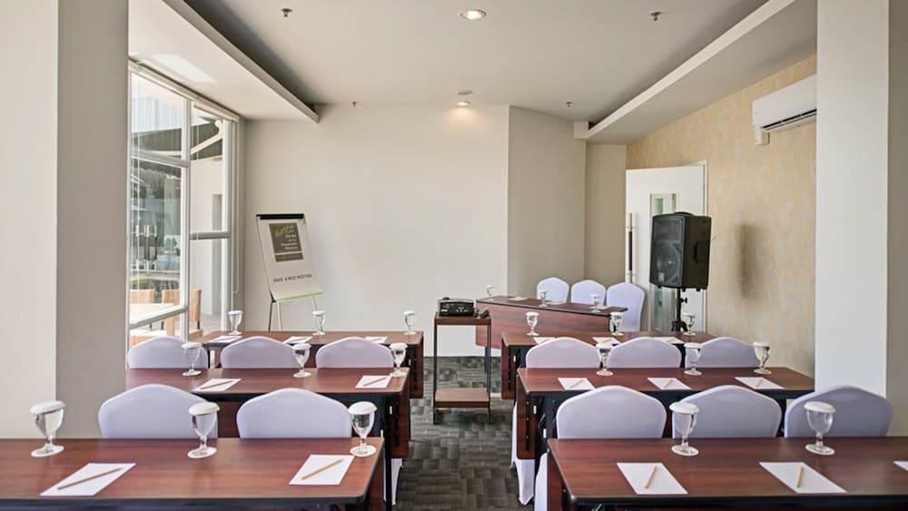 Whiz Prime Hotel Hasanuddin נקסר מראה חיצוני תמונה
