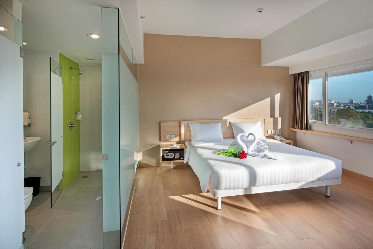 Whiz Prime Hotel Hasanuddin נקסר מראה חיצוני תמונה