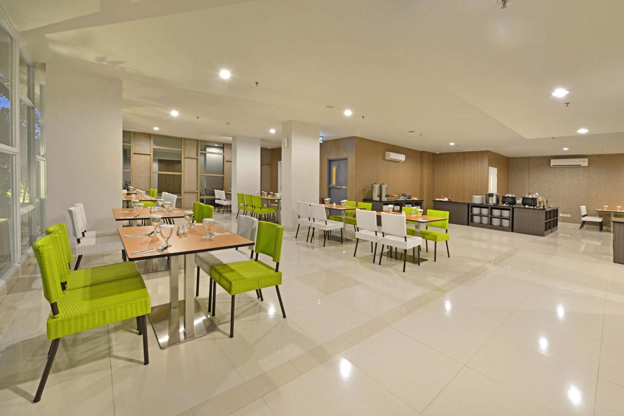 Whiz Prime Hotel Hasanuddin נקסר מראה חיצוני תמונה