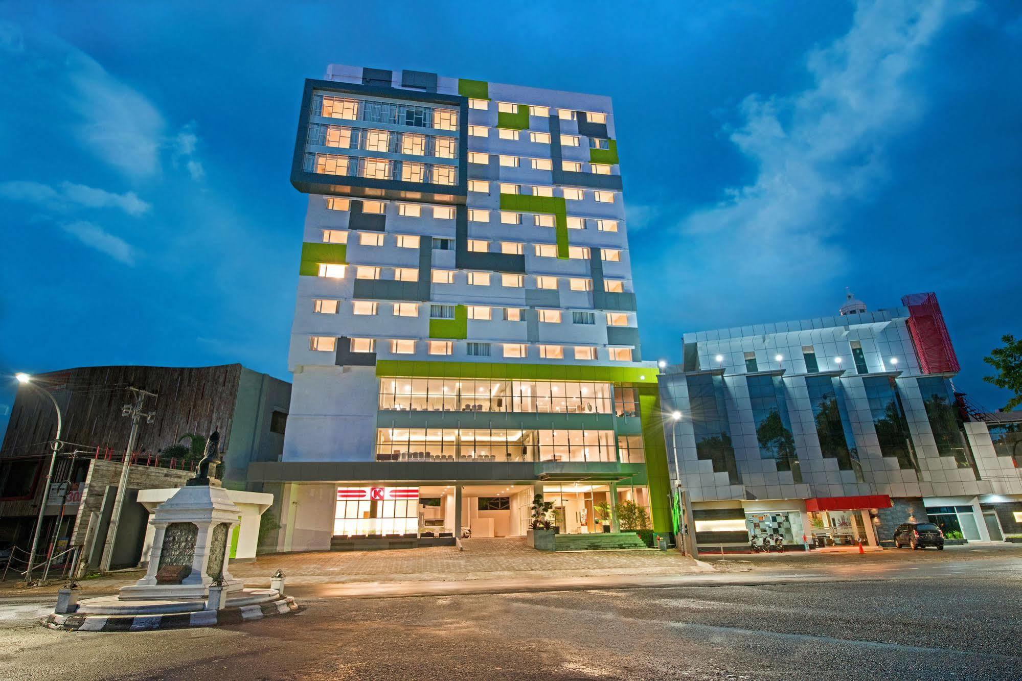 Whiz Prime Hotel Hasanuddin נקסר מראה חיצוני תמונה